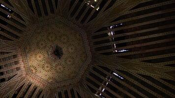 intrincado patrones y calentar Encendiendo en un grandioso techo creando un fascinante arquitectónico mostrar. video