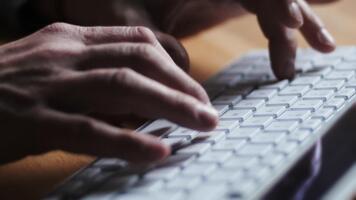 Nahansicht von Hände Tippen auf ein Computer Tastatur im niedrig Licht. video