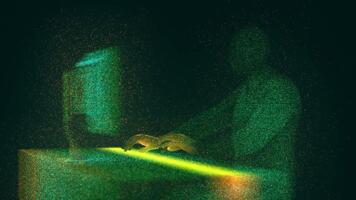 resumen digital falla efecto en persona utilizando computadora en oscuro habitación. video