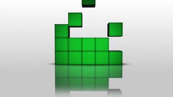 verde 3d cubitos montaje y completando un sólido bloquear en un reflexivo superficie. video