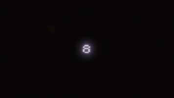 numérique compte à rebours minuteur avec embrasé Nombres sur une foncé Contexte. video