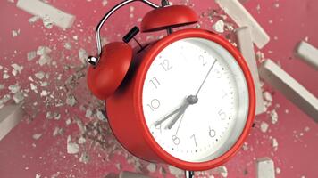 larm klocka och skola kritor flyga upp på en svart bakgrund. filmad på en hög hastighet kamera på 1000 fps. hög kvalitet full HD antal fot video