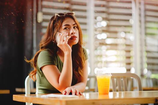 vocación y en línea comunicación vía teléfonos inteligentes, social medios de comunicación y redes, en línea compras. foto