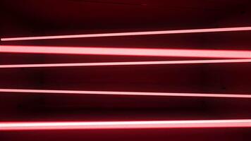 astratto rosso leggero sentieri in movimento orizzontalmente su un' buio sfondo la creazione di un' dinamico e futuristico visivo effetto. video