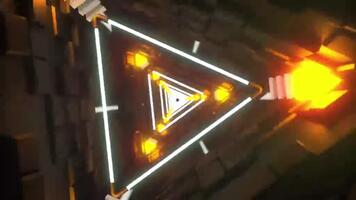 abstrakt neon triangel tunnel slinga med lysande lampor och geometrisk former. video
