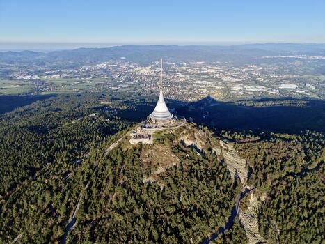 alto ver de red conexiones, elevado perspectiva destacando red caminos y torre posicionamiento foto