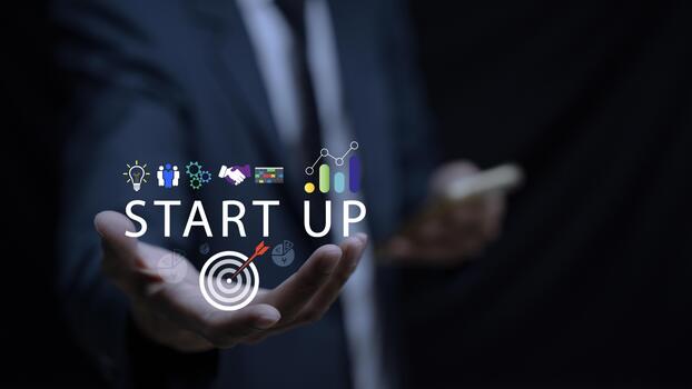 puesta en marcha negocio concepto con digital íconos de innovación, trabajo en equipo, analítica, camaradería, y negocio crecimiento flotando encima un empresario mano, simbolizando estrategia, desarrollo, y futuro foto