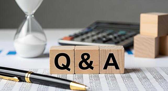 de madera bloques mostrando q un en un financiero reporte con un bolígrafo calculadora y reloj de arena simbolizando preguntas y respuestas en negocio Finanzas y hora administración creando un sentido de claridad y eficiencia foto