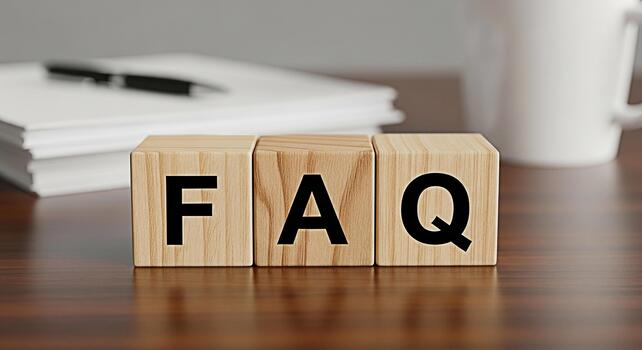 de madera bloques mostrando Preguntas más frecuentes en un de madera escritorio en un brillante oficina ajuste transporte información y apoyo para clientes y clientela promoviendo transparencia y edificio confiar con servicial recursos foto