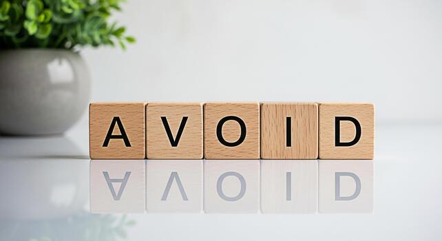 de madera bloques ortografía evitar en un reflexivo superficie en un brillante limpiar ambiente simbolizando prevención y proactivo Toma de decisiones para éxito y riesgo administración en negocio y personal vida foto