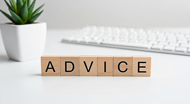 de madera bloques ortografía Consejo en un blanco escritorio con un teclado y suculento representando Guia y apoyo en un limpiar moderno oficina ambiente transporte un mensaje de ayuda y soluciones foto