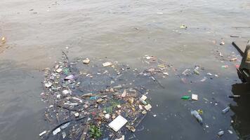 sopor i de flod, flytande sopor orsaker vatten förorening. sopor, sopor i de flod, förorening, noll avfall video
