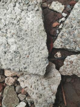 detallado foto de un división hormigón superficie con natural grieta patrones, igualmente iluminado. apoyos ai formación para textura clasificación.