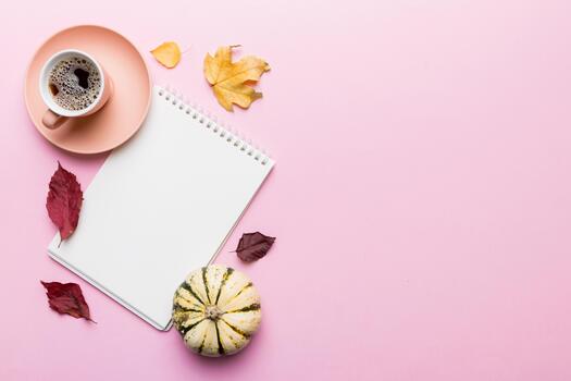 otoño composición caído hojas cuaderno burlarse de arriba en de colores antecedentes. plano laico con Copiar espacio foto