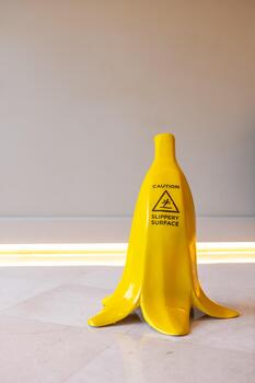 brillante amarillo plátano escultura soportes vertical en un suave superficie. el antecedentes es minimalista con suave Encendiendo, enfatizando el juguetón diseño. foto