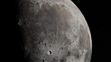 närbild av de måne yta med kratrar och skuggad terminator kant video