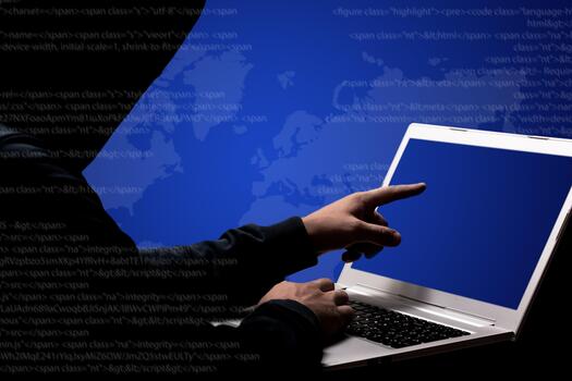 recortado imagen de masculino hacker en negro ropa, puntos a pantalla de ordenador portátil computadora, intentos a descanso secreto organización sistema, poses en contra azul fondo, roba confidencial datos. hackear concepto foto