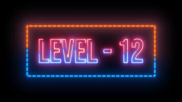 neon Flerfärgad nivå 12 text animering med prickad rektangel gräns på svart bakgrund video