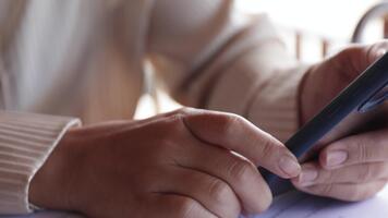 mãos usando Smartphone dentro uma área de trabalho, fechar-se, representando digital comunicação, moderno tecnologia, e Móvel produtividade video
