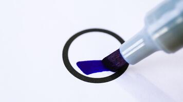 godkännande, bock, korrekt, ja, ok, hand teckning en kolla upp mark inuti en cirkel med en blå markör på vit papper, symboliserar godkännande, korrekthet, eller Bekräftelse, närbild video