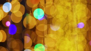 morbido d'oro bokeh luci in movimento delicatamente nel un' sfocato astratto stile, la creazione di un' caldo e elegante atmosfera Perfetto per festivo, lusso sfondi video