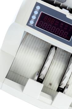 contando máquina muestra números mientras clasificación apilado cuentas en un financiero ajuste foto