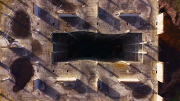 exploratie van een verlaten structuur onthult ingewikkeld schaduwen en een mysterieus leegte onder de instelling zon Bij schemering video