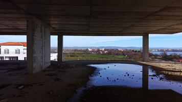 utforska övergiven arkitektur med en se av avlägsen bergen och lugn vatten kroppar i en tyst landskap video