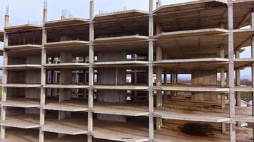 konstruktion av en modern byggnad ställer ut dess skelett- strukturera under en klar himmel i en utvecklande område, symboliserar framsteg och möjlighet video