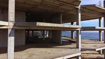 interessante Visualizza di un' calcestruzzo struttura di il mare, evidenziazione suo architettonico design e dintorni durante un' chiaro giorno video