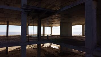 solljus filter genom tömma golv av en övergiven byggnad, avslöjande skuggor och reflektioner i en glömt Plats utsikt de horisont video