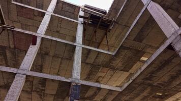 explorador el intrigante líneas y estructuras de un abandonado construcción sitio a amanecer, revelador de la naturaleza recuperación mediante ligero y sombra video