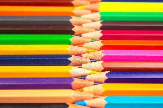 el vistoso lapices en un apilado cuadrícula modelo en contra un blanco superficie. ideal para arte, educación, y diseño temas con un brillante y dinámica visual apelar. foto