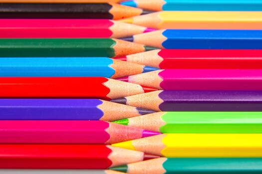 el un vistoso lapices en un apilado cuadrícula modelo en contra un blanco superficie. ideal para arte, educación, y diseño temas con un brillante y dinámica visual apelar. foto