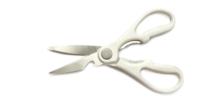 blanco manejado multi funcional cocina tijeras con botella abrelatas aislado en blanco antecedentes. producto fotografía presentación foto