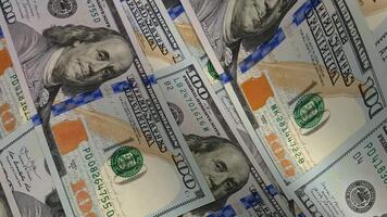 elegante panoramico diapositiva in movimento al di sopra di fluente onde di centinaio dollaro fatture visualizzazione distintivo banconote quello esprimere investimento resilienza e costruire un esclusivo finanziario visualizzazione di i soldi video