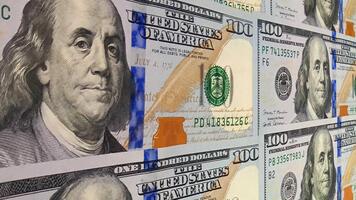 långsam kontrollerade rörelse ovan Justerat 100 dollar räkningar skapande ett exklusiv investering bakgrund med en stark fokus på kontanter övergångar och de beständig aktivitet av rör på sig pengar video