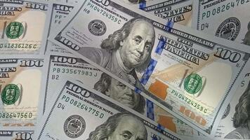hög kvalitet framåt- passera rör på sig tvärs över strukturerad vågor av hundra dollar räkningar i som anordnad sedlar illustrera investering stabilitet och konstruera ett exklusiv tema centrerad på kontanter tillgångar video