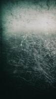 buio verde grunge veloce movimento sfondo con caotico graffi, verticale struttura copertura per la modifica, sporco superficie rumore e polvere effetto ciclo continuo video