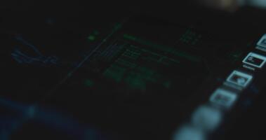 digital gränssnitt med grön koda och data visualisering video