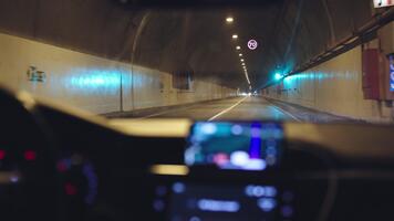 smartphone navigering visa i en bil, som visar en tunnel kör med upplyst lampor. begrepp modern teknologi och guidad resa genom mörk passager video