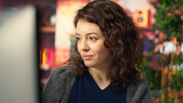 eso especialista a puesto de trabajo programación en monitor y escritura líneas de código, utilizando desarrollo herramientas y un terminal ventana interfaz. mujer depuración software antes de fecha límite. cámara b. foto