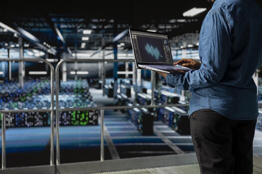 cerca arriba de datos centrar técnico utilizando tableta para mantenimiento en servidor plataformas, manejo ai Procesando tareas. servidor cubo datos científico gerente almacenamiento matrices secundario profundo aprendizaje tecnología foto