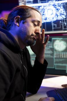 cansado hacker frotamiento ojos mientras robando sensible información utilizando vpn en oscuro web. agotado pícaro desarrollador sensación fatiga después molesto todas noche a descanso dentro sistemas y acceso restringido datos foto