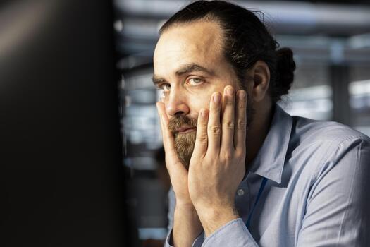 datos centrar la seguridad cibernética trabajador asustado por seguridad incumplimiento. preocupado eso personal miembro en datos centrar entrando en pánico, molesto a proteger servidores desde hacker ataque robando sensible información foto