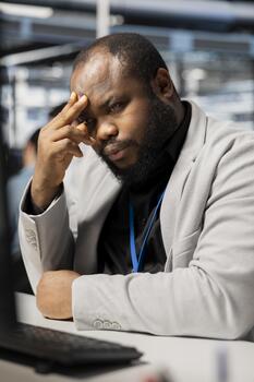 sobrecargado de trabajo datos centrar ingeniero siente presion después trabajando todas día a verificar parámetros cansado servidor cubo trabajador consiguiendo agotamiento dolor de cabeza mientras inspeccionando configuraciones a garantizar óptimo actuación foto