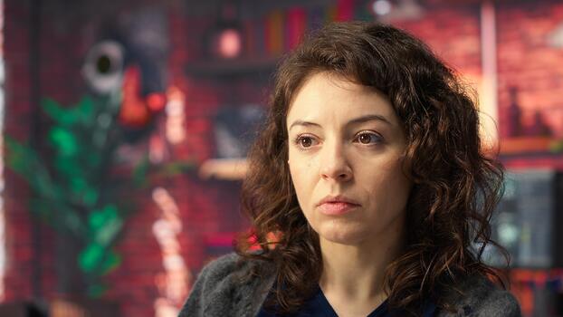 software experto a puesto de trabajo programación en ordenador personal y escritura líneas de código, utilizando codificación herramientas y un terminal ventana interfaz. mujer depuración software para web desarrollo. cámara b. foto