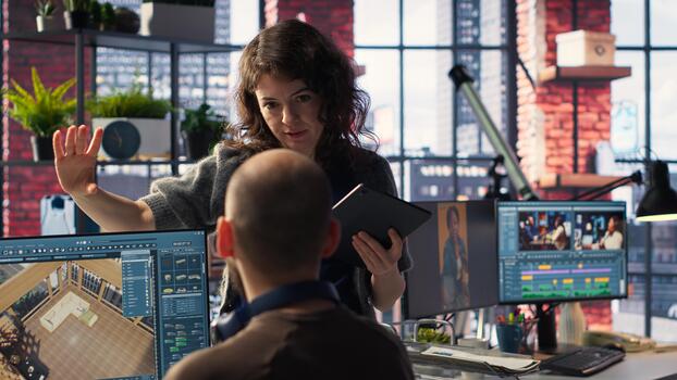 arquitectónico diseño equipo configura un piso plan en doble monitores, utilizando computadora ayudado diseño herramientas. colegas utilizar software para digital representación y interior decoración remodelación cámara b. foto