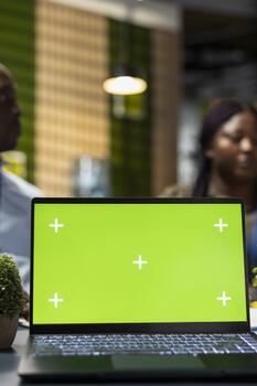 aislado pantalla ordenador portátil usado por administradores en silicio Valle oficina desarrollando software aplicaciones croma llave cuaderno usado por eso profesionales a código, depuración aplicaciones a resolver asuntos, cerca arriba foto