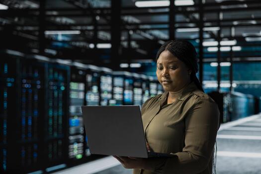 administración utilizando ordenador portátil a implementar seguridad medidas integral a fortificando datos centrar defensas en contra ciber amenazas servidor granja eso profesional haciendo amenaza detección, defendiendo empresa sistemas foto